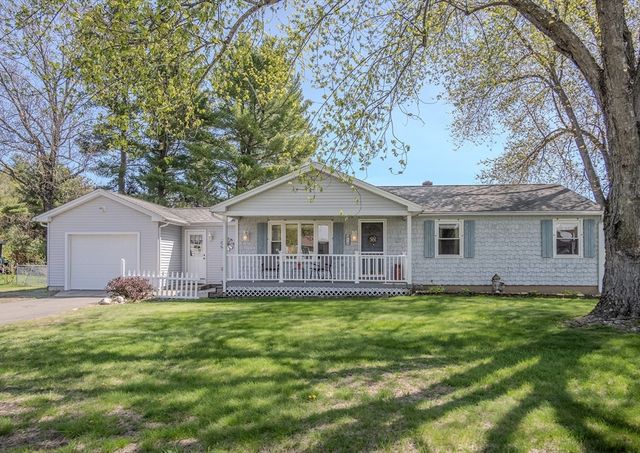 8 Applewood Ln, Holyoke, MA 01040