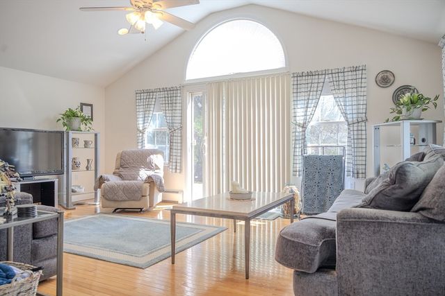 8 Applewood Ln, Holyoke, MA 01040