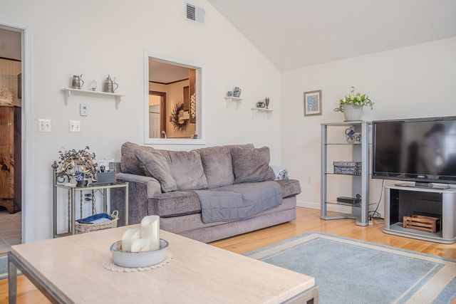 8 Applewood Ln, Holyoke, MA 01040