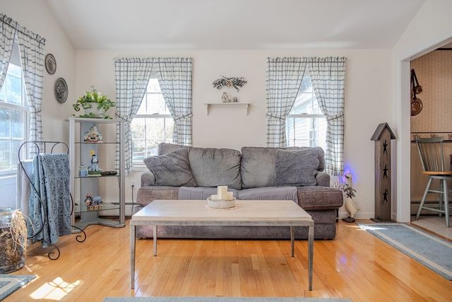 8 Applewood Ln, Holyoke, MA 01040