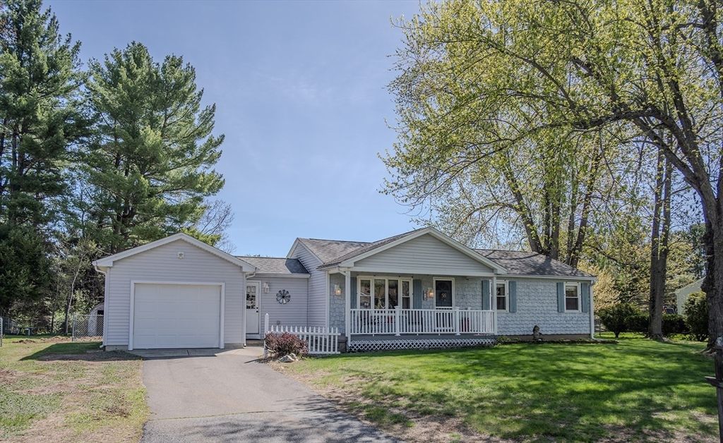 8 Applewood Ln, Holyoke, MA 01040