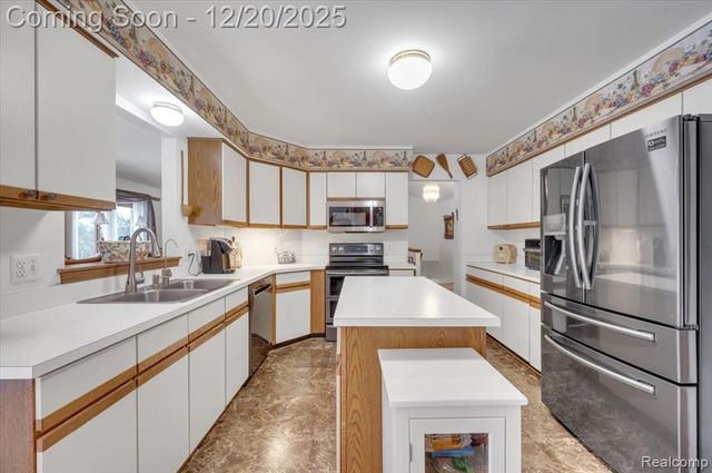 6845 Serenity Drive, Troy, MI 48098