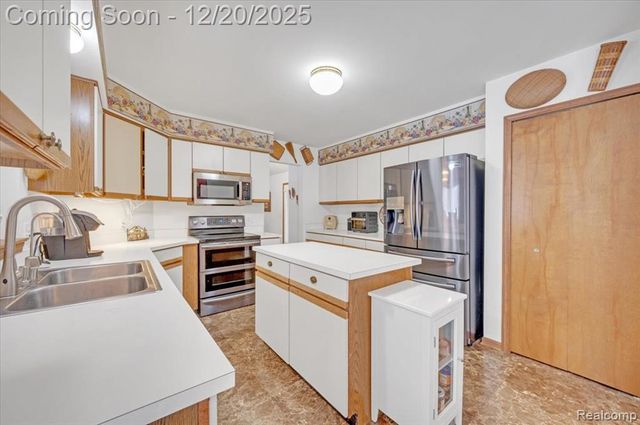 6845 Serenity Drive, Troy, MI 48098