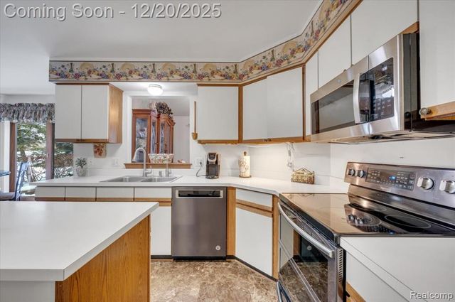 6845 Serenity Drive, Troy, MI 48098