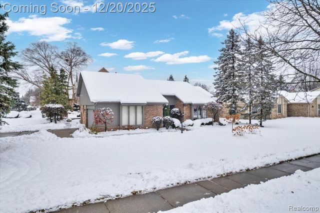 6845 Serenity Drive, Troy, MI 48098