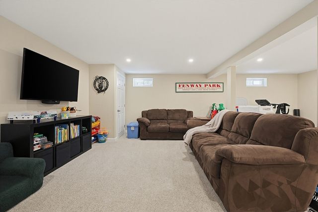 45 James St, Mansfield, MA 02048