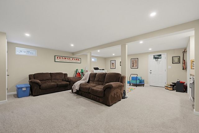 45 James St, Mansfield, MA 02048