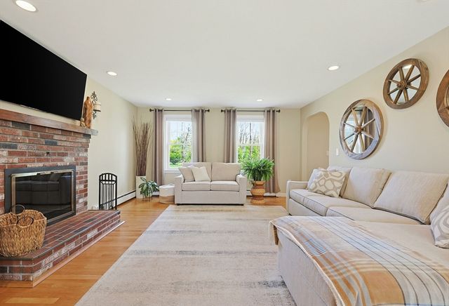 45 James St, Mansfield, MA 02048