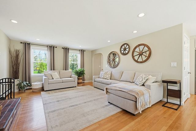 45 James St, Mansfield, MA 02048