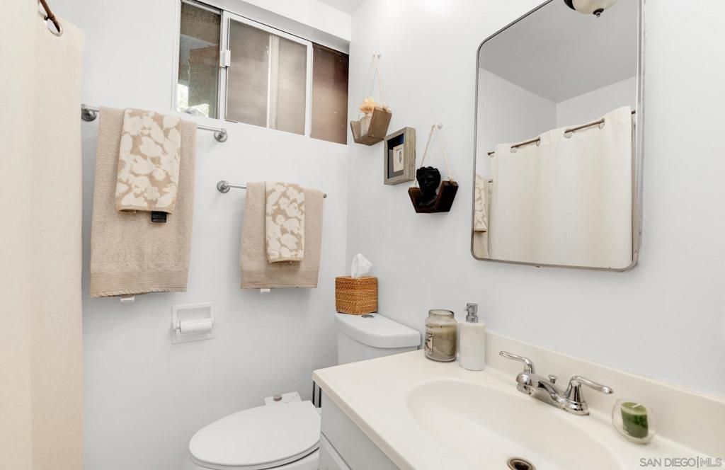 Image 16 of property listing at 221 23 Ardys Pl, Vista, CA 92084