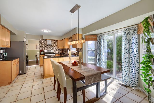 654 Matthew Lane, Carol Stream, IL 60188