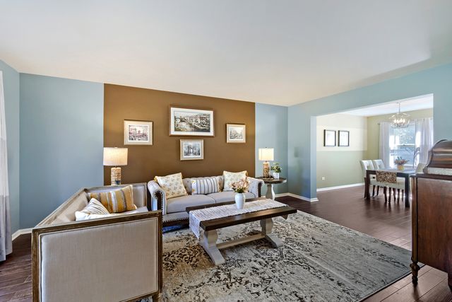 654 Matthew Lane, Carol Stream, IL 60188