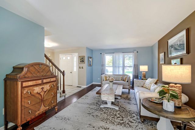 654 Matthew Lane, Carol Stream, IL 60188