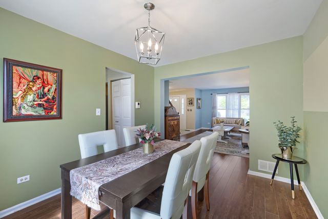 654 Matthew Lane, Carol Stream, IL 60188