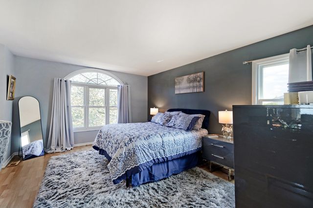 654 Matthew Lane, Carol Stream, IL 60188