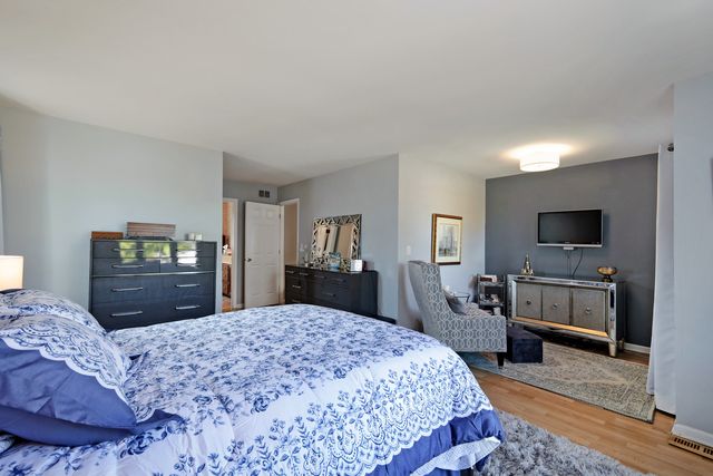 654 Matthew Lane, Carol Stream, IL 60188