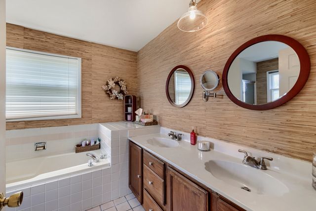 654 Matthew Lane, Carol Stream, IL 60188