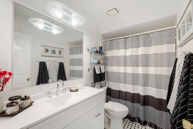 654 Matthew Lane, Carol Stream, IL 60188