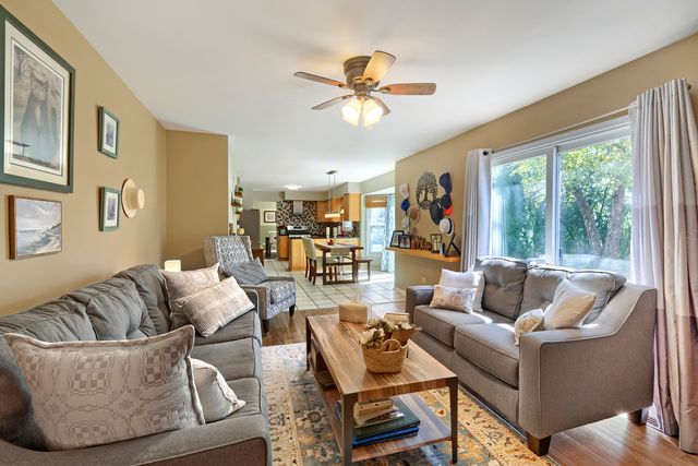 654 Matthew Lane, Carol Stream, IL 60188