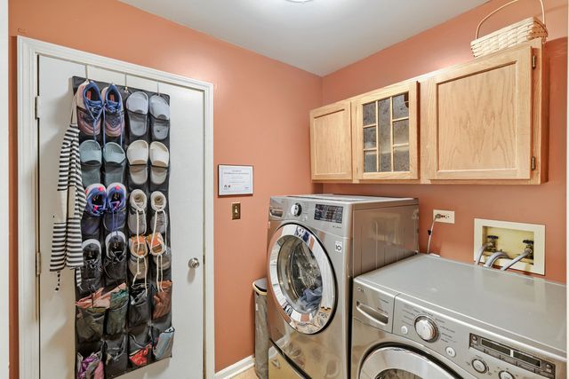 654 Matthew Lane, Carol Stream, IL 60188