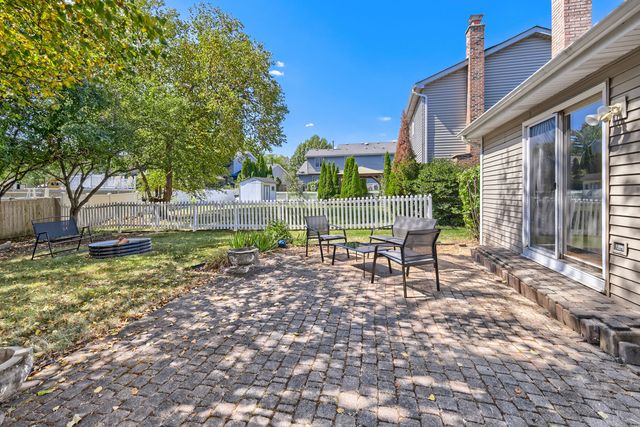 654 Matthew Lane, Carol Stream, IL 60188