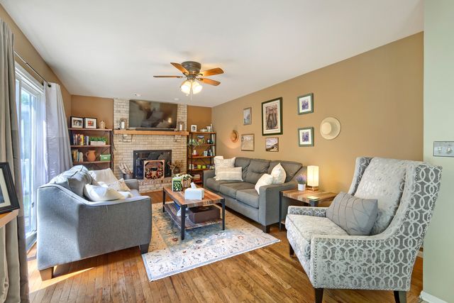 654 Matthew Lane, Carol Stream, IL 60188