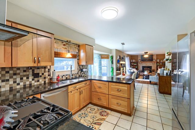 654 Matthew Lane, Carol Stream, IL 60188