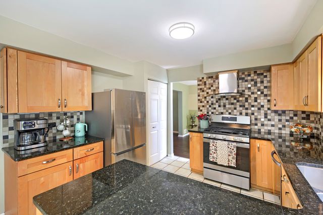 654 Matthew Lane, Carol Stream, IL 60188