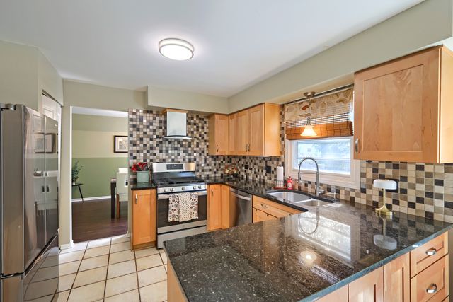 654 Matthew Lane, Carol Stream, IL 60188