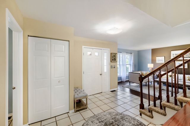 654 Matthew Lane, Carol Stream, IL 60188