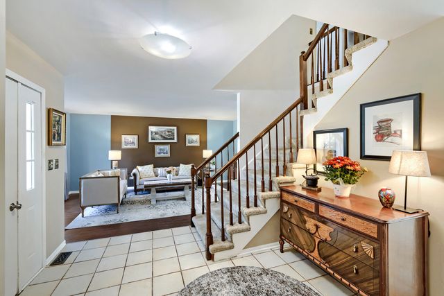 654 Matthew Lane, Carol Stream, IL 60188