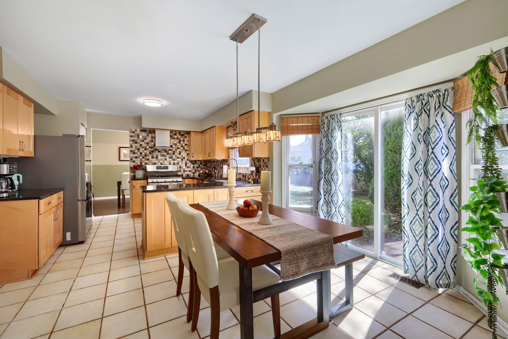 654 Matthew Lane, Carol Stream, IL 60188 — photo 2