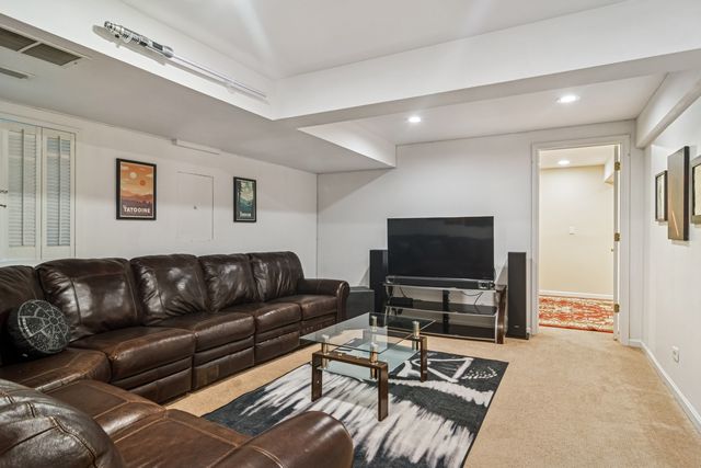 1653 N Belmont Court, Arlington Heights, IL 60004