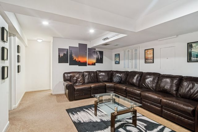 1653 N Belmont Court, Arlington Heights, IL 60004