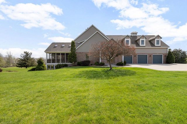 7636 Fairway LANE, West Bend, WI 53090