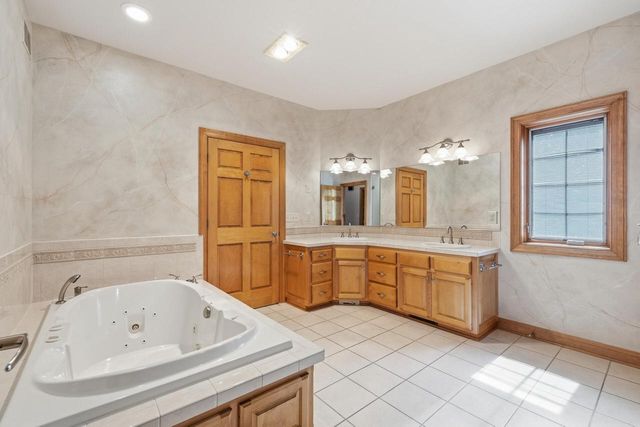 7636 Fairway LANE, West Bend, WI 53090