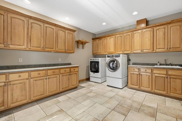 7636 Fairway LANE, West Bend, WI 53090