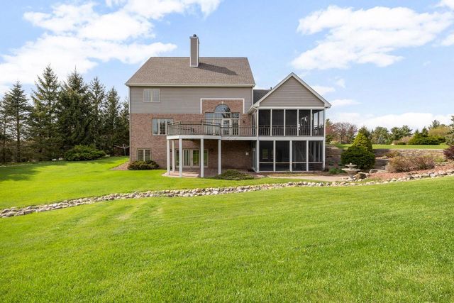 7636 Fairway LANE, West Bend, WI 53090