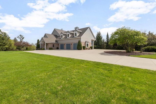7636 Fairway LANE, West Bend, WI 53090