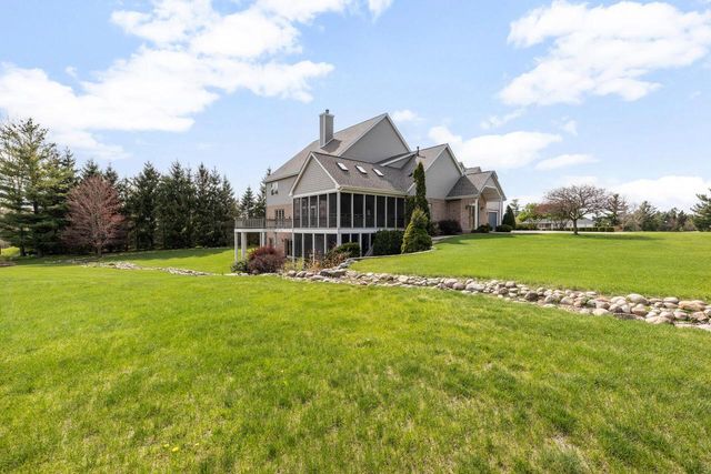 7636 Fairway LANE, West Bend, WI 53090