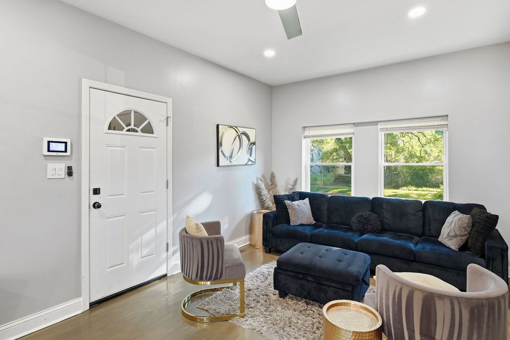 8020 S Muskegon Avenue, Chicago, IL 60617 — photo 2