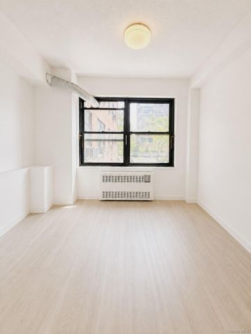 9940 63 Road 1R, Rego Park, NY 11374