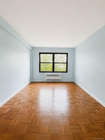 9940 63 Road 1R, Rego Park, NY 11374
