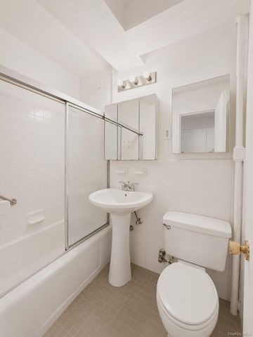 9940 63 Road 1R, Rego Park, NY 11374