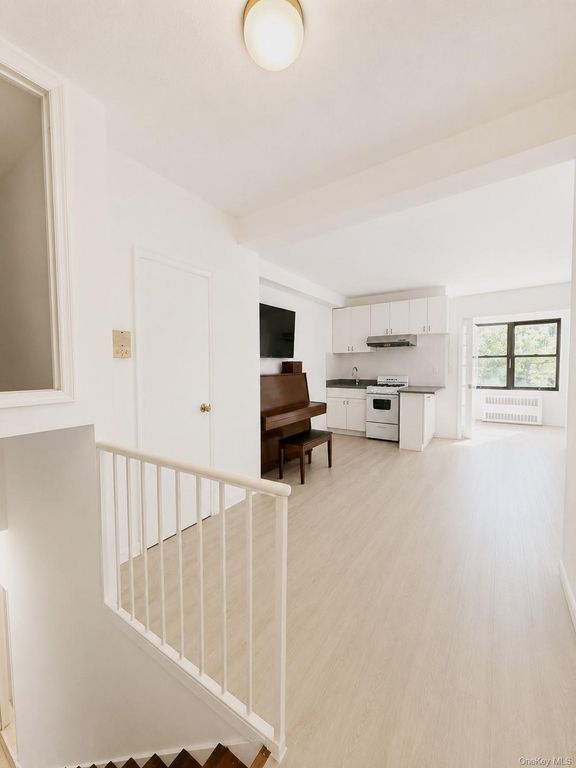 9940 63 Road 1R, Rego Park, NY 11374