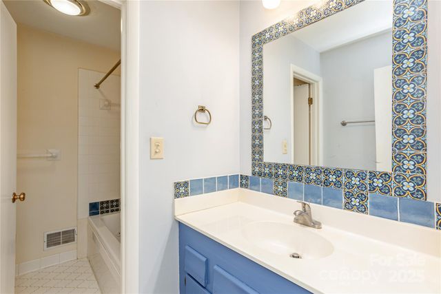 530 Crowfields Lane, Asheville, NC 28803