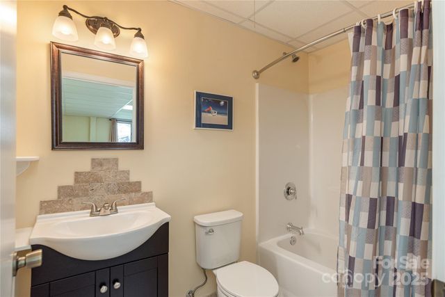 530 Crowfields Lane, Asheville, NC 28803