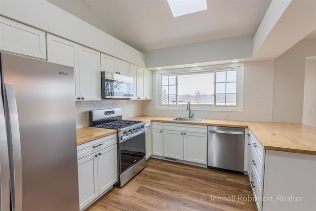 7154 Morse Lake Avenue A, Alto, MI 49302
