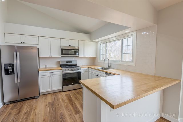 7154 Morse Lake Avenue A, Alto, MI 49302