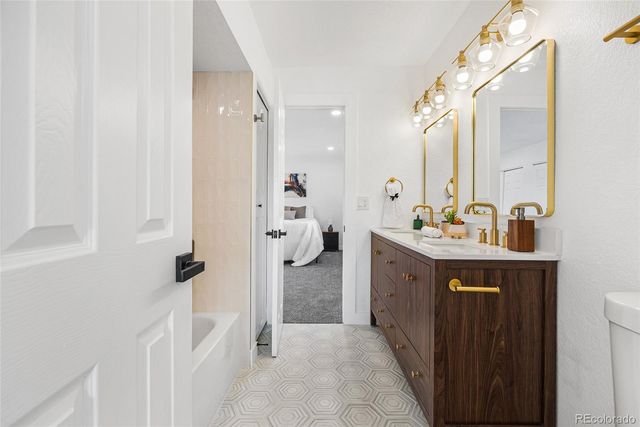 1060 S Parker Road 35, Denver, CO 80231